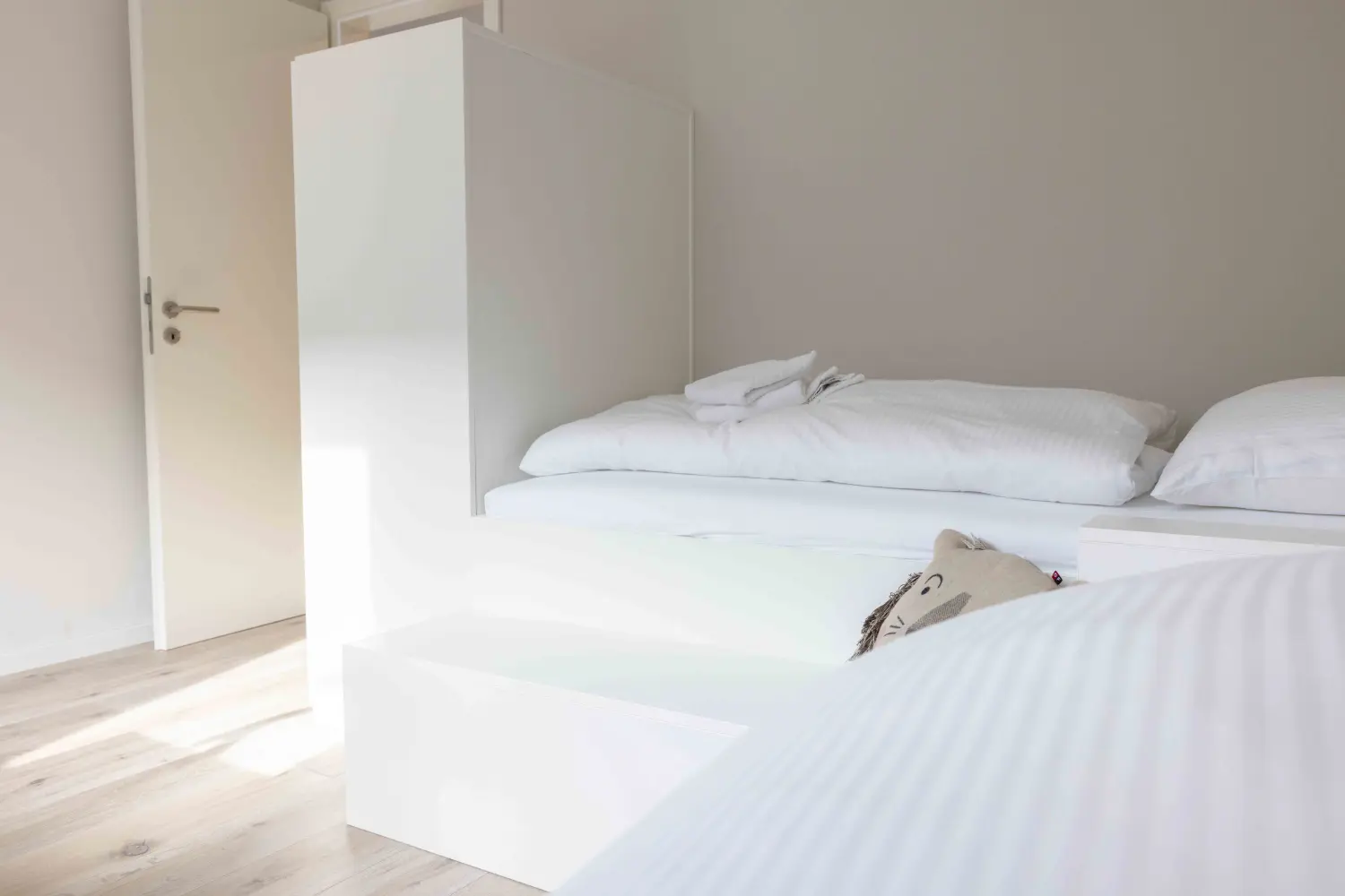 Pier 21 FINE LOFTS, Badezimmer, Flaschen auf Waschbeckenablage