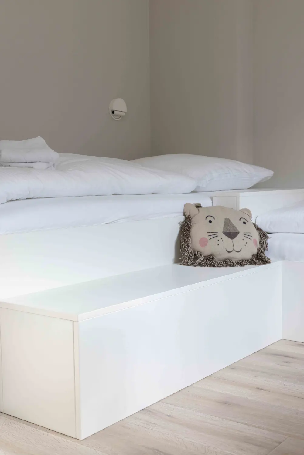 Pier 21 FINE LOFTS, Badezimmer, Flaschen auf Waschbeckenablage