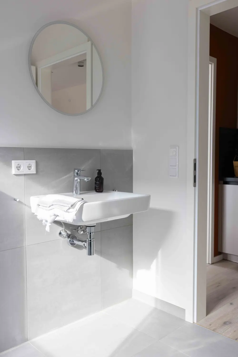 Pier 21 FINE LOFTS, Badezimmer, Flaschen auf Waschbeckenablage