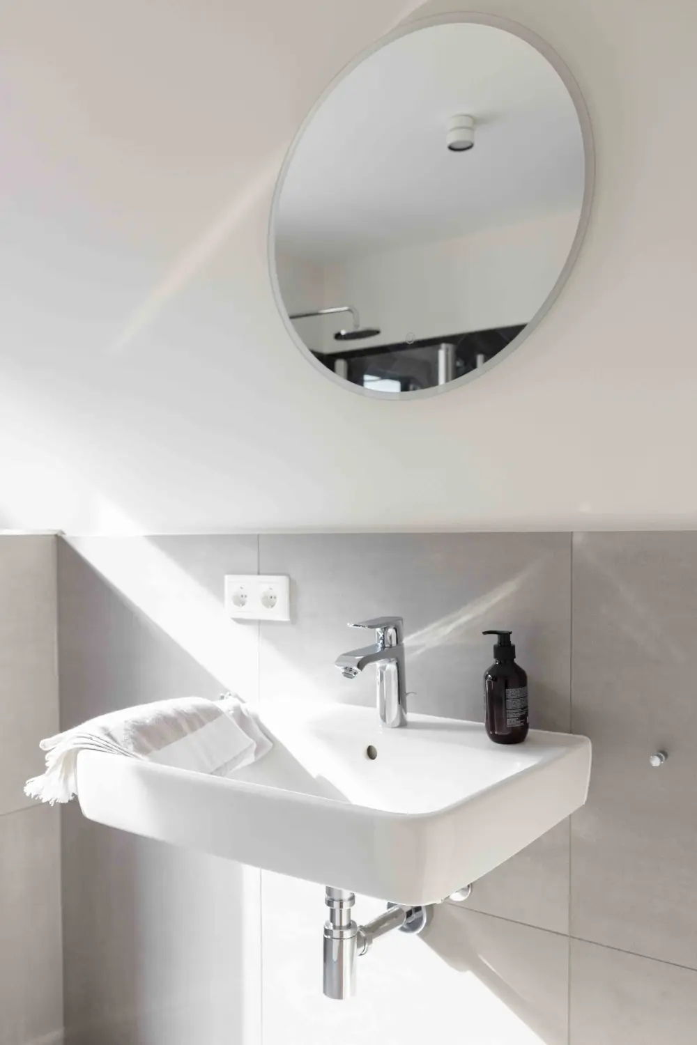 Pier 21 FINE LOFTS, Badezimmer, Flaschen auf Waschbeckenablage