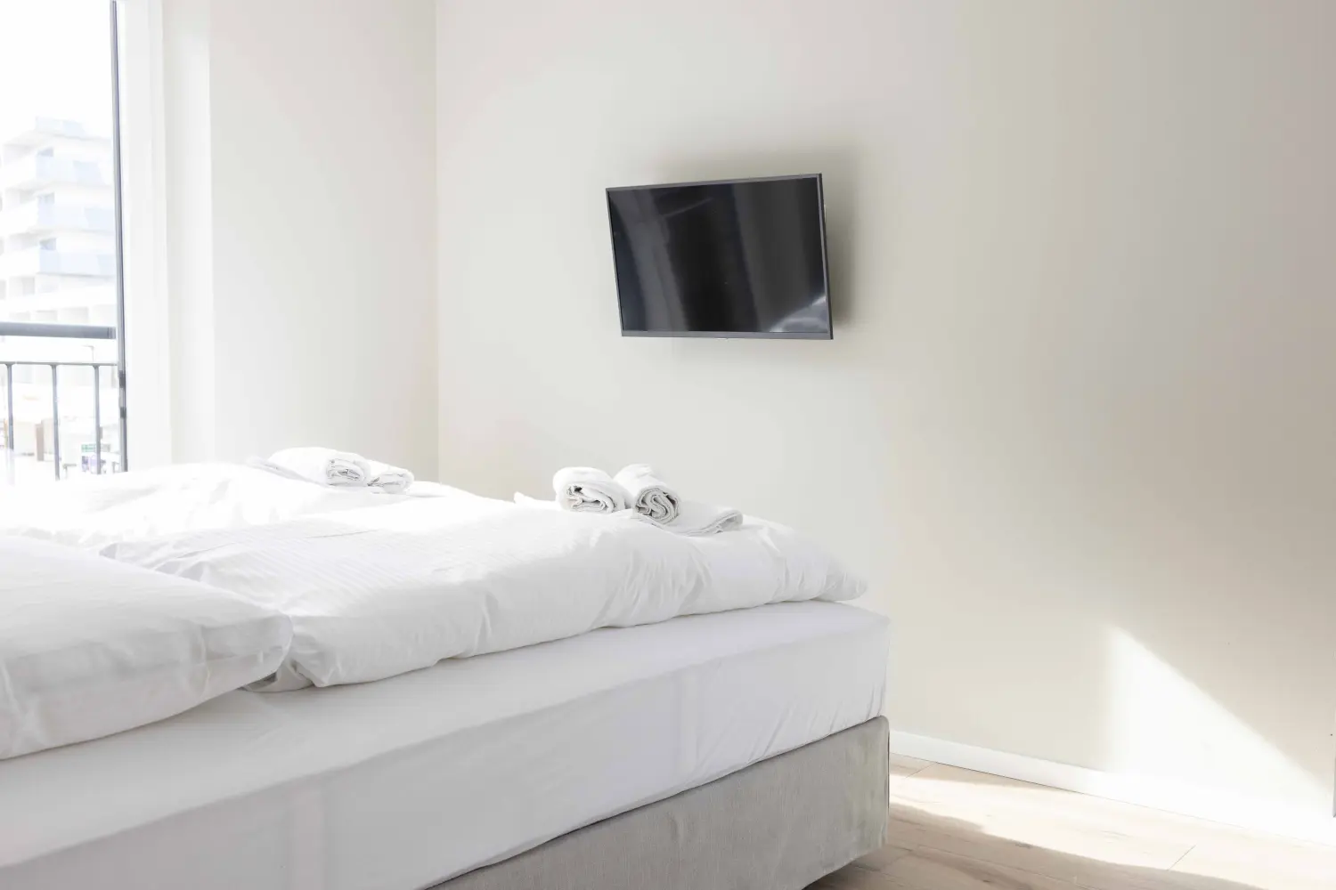 Pier 21 FINE LOFTS, Badezimmer, Flaschen auf Waschbeckenablage