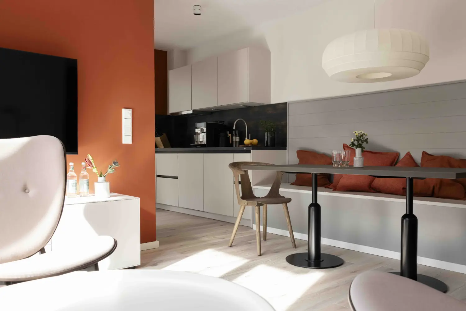 Pier 21 FINE LOFTS, Badezimmer, Flaschen auf Waschbeckenablage