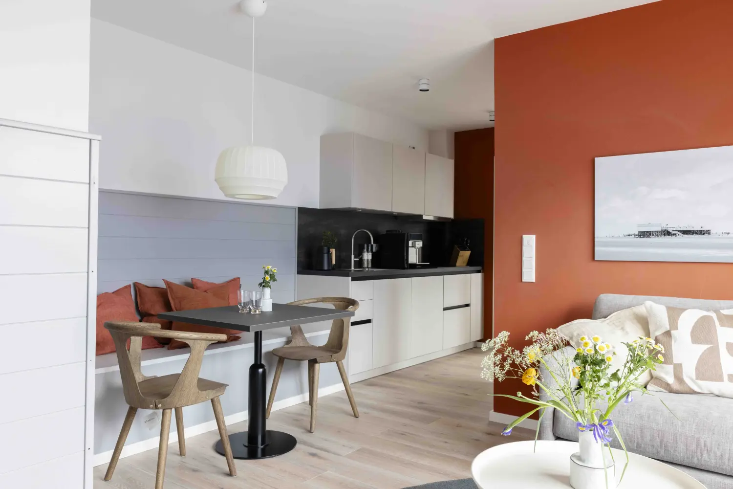 Pier 21 FINE LOFTS, Badezimmer, Flaschen auf Waschbeckenablage