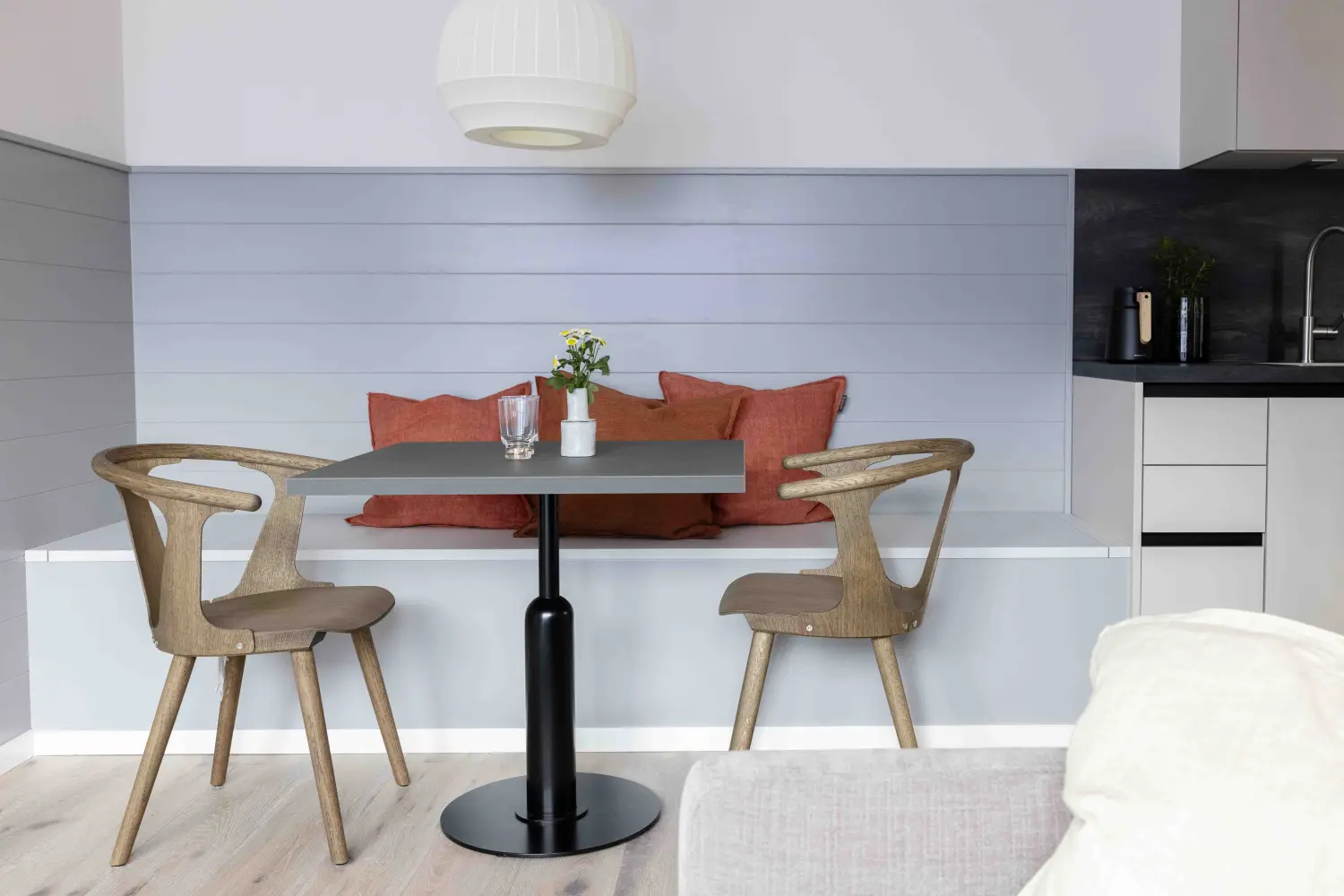 Pier 21 FINE LOFTS, Badezimmer, Flaschen auf Waschbeckenablage