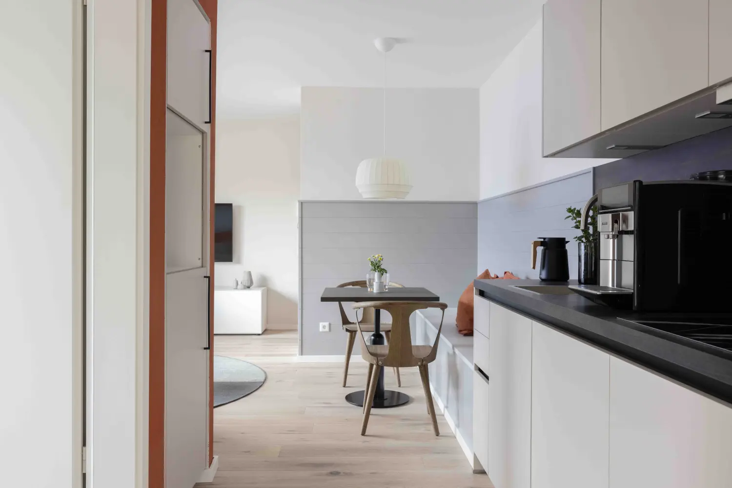 Pier 21 FINE LOFTS, Badezimmer, Flaschen auf Waschbeckenablage