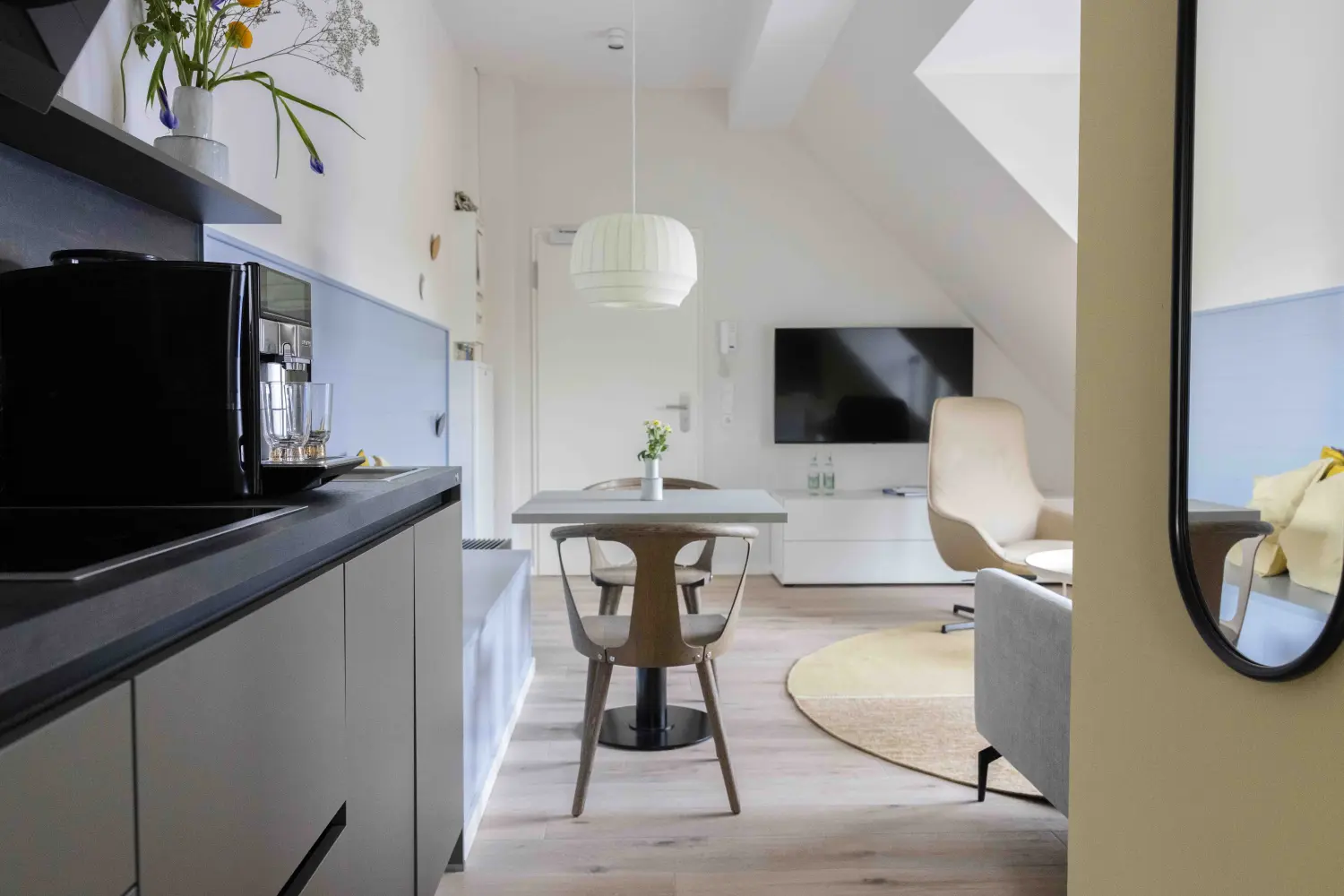 Pier 21 FINE LOFTS, Badezimmer, Flaschen auf Waschbeckenablage