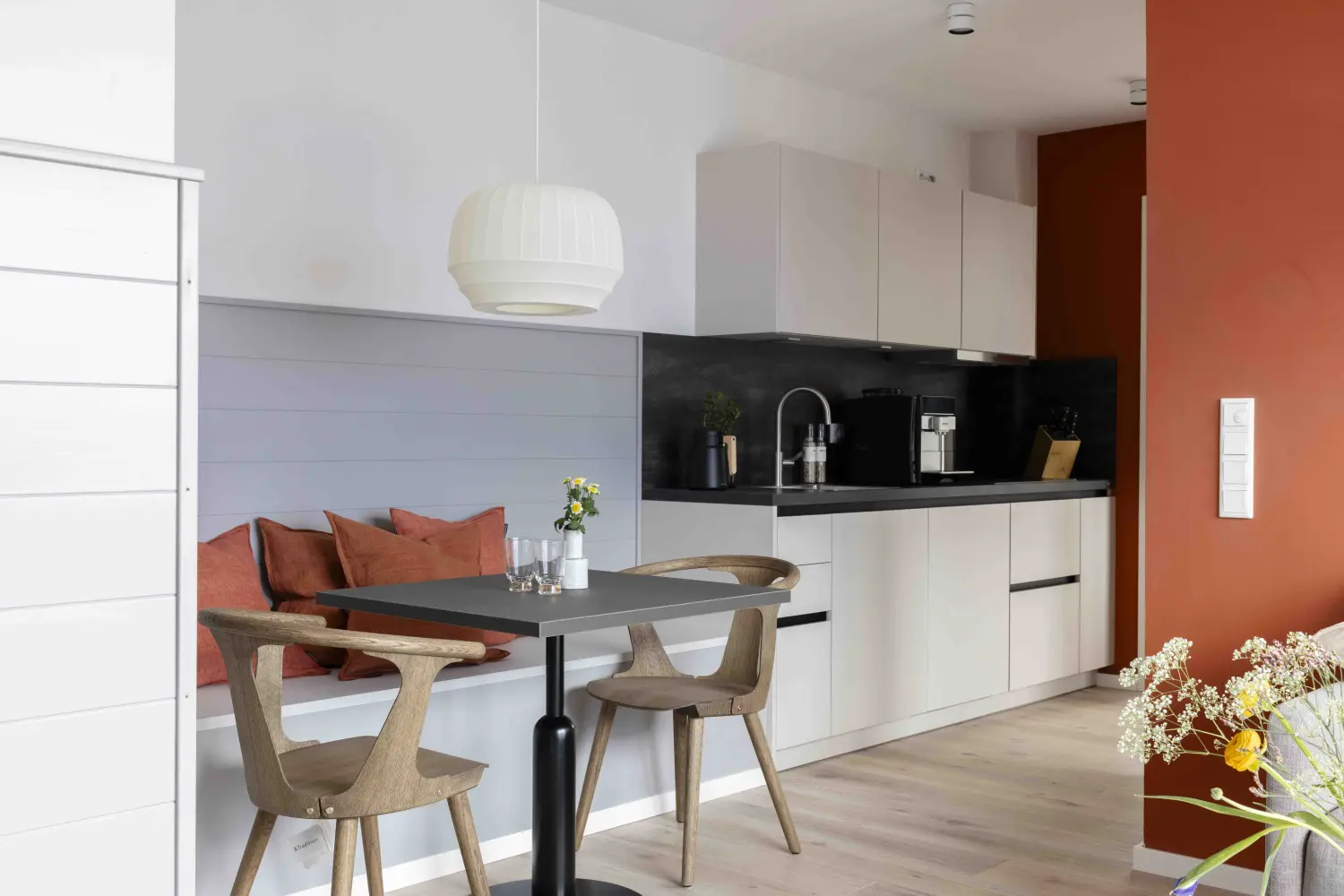 Pier 21 FINE LOFTS, Badezimmer, Flaschen auf Waschbeckenablage