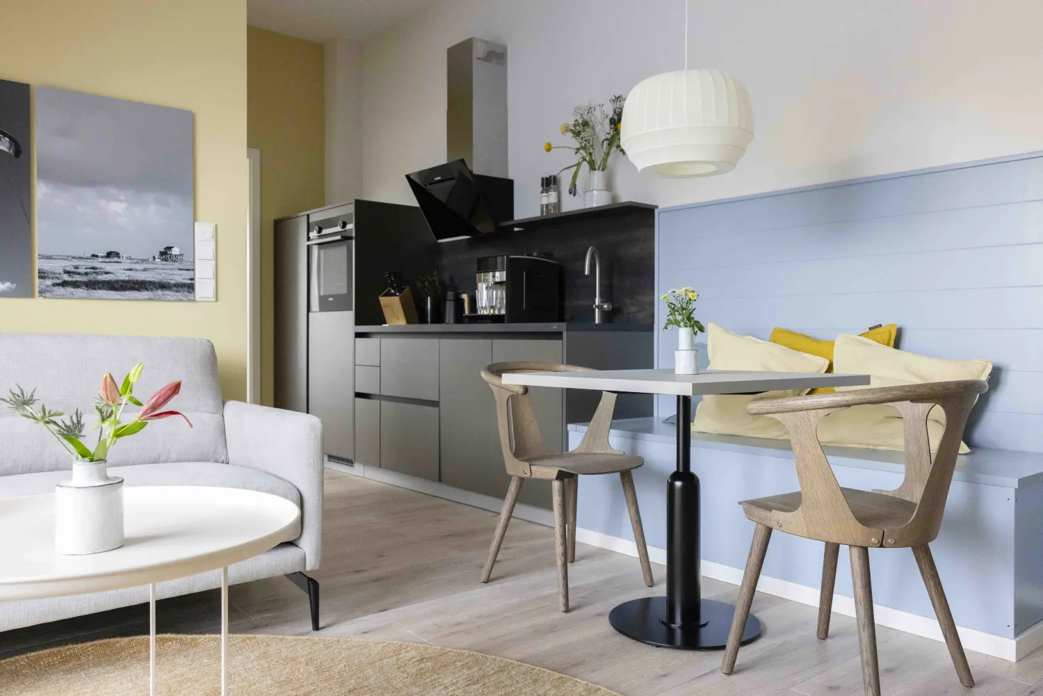 Pier 21 FINE LOFTS, Badezimmer, Flaschen auf Waschbeckenablage