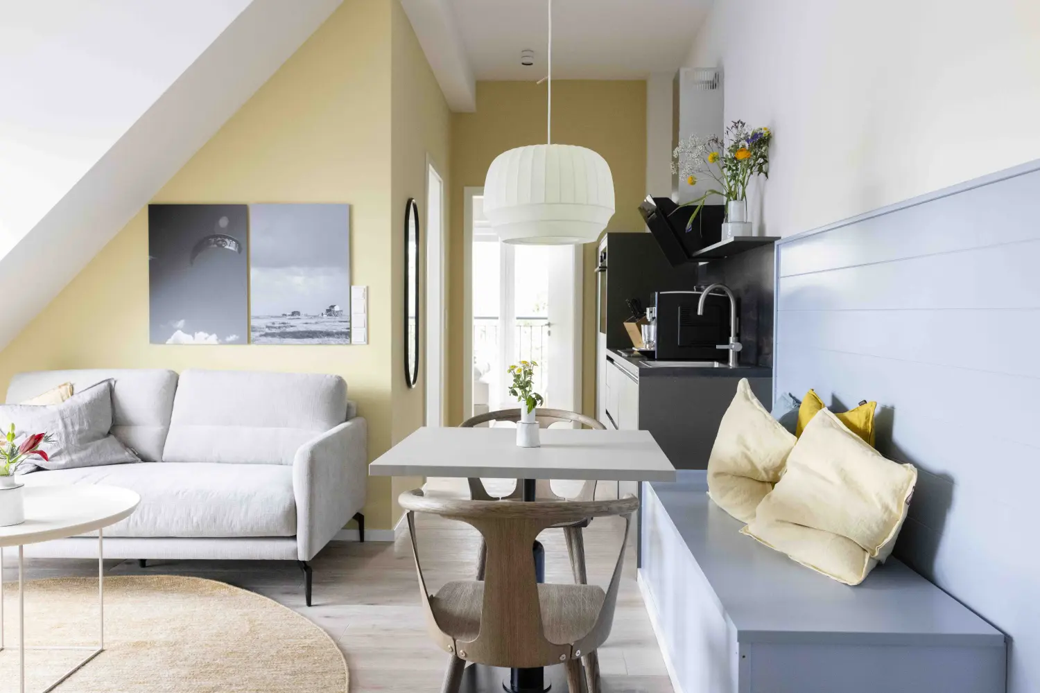 Pier 21 FINE LOFTS, Badezimmer, Flaschen auf Waschbeckenablage