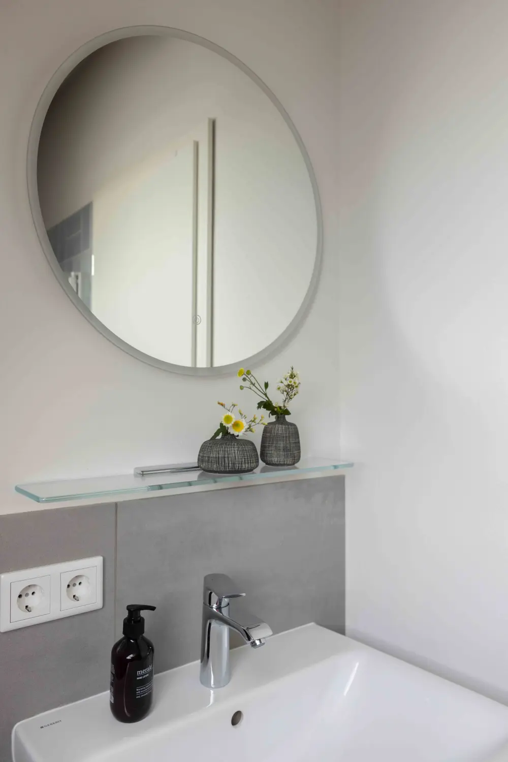 Pier 21 FINE LOFTS, Badezimmer, Flaschen auf Waschbeckenablage