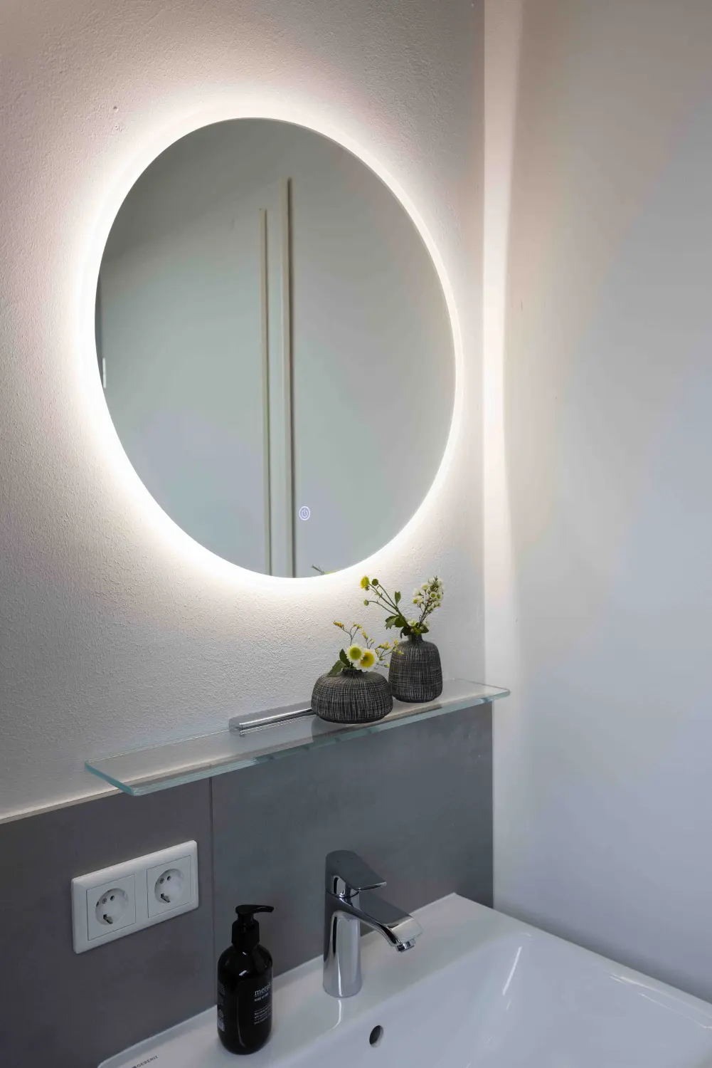 Pier 21 FINE LOFTS, Badezimmer, Flaschen auf Waschbeckenablage