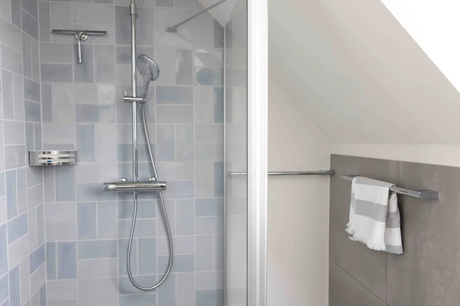 Pier 21 FINE LOFTS, Badezimmer, Flaschen auf Waschbeckenablage
