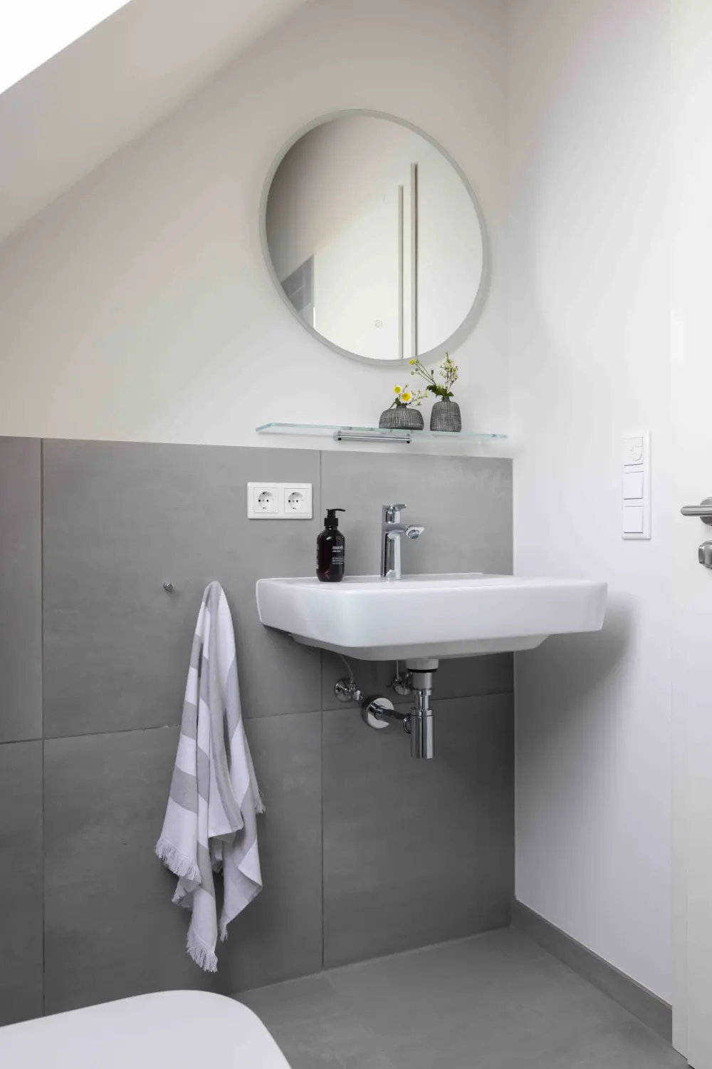 Pier 21 FINE LOFTS, Badezimmer, Flaschen auf Waschbeckenablage