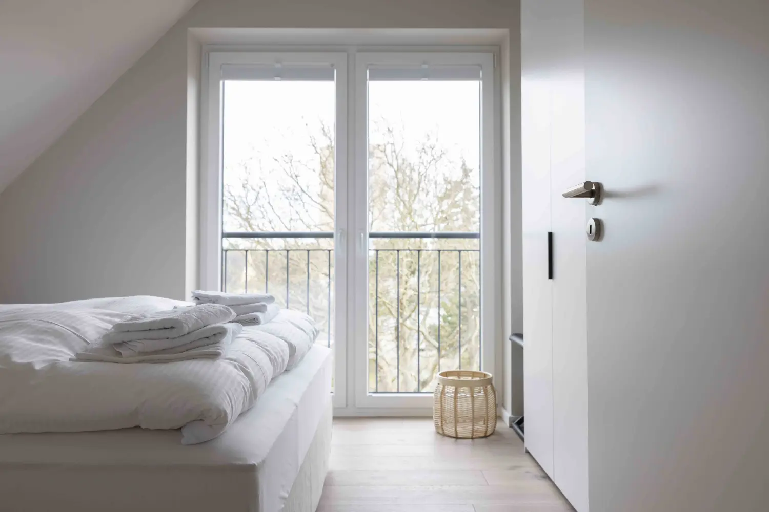 Pier 21 FINE LOFTS, Badezimmer, Flaschen auf Waschbeckenablage