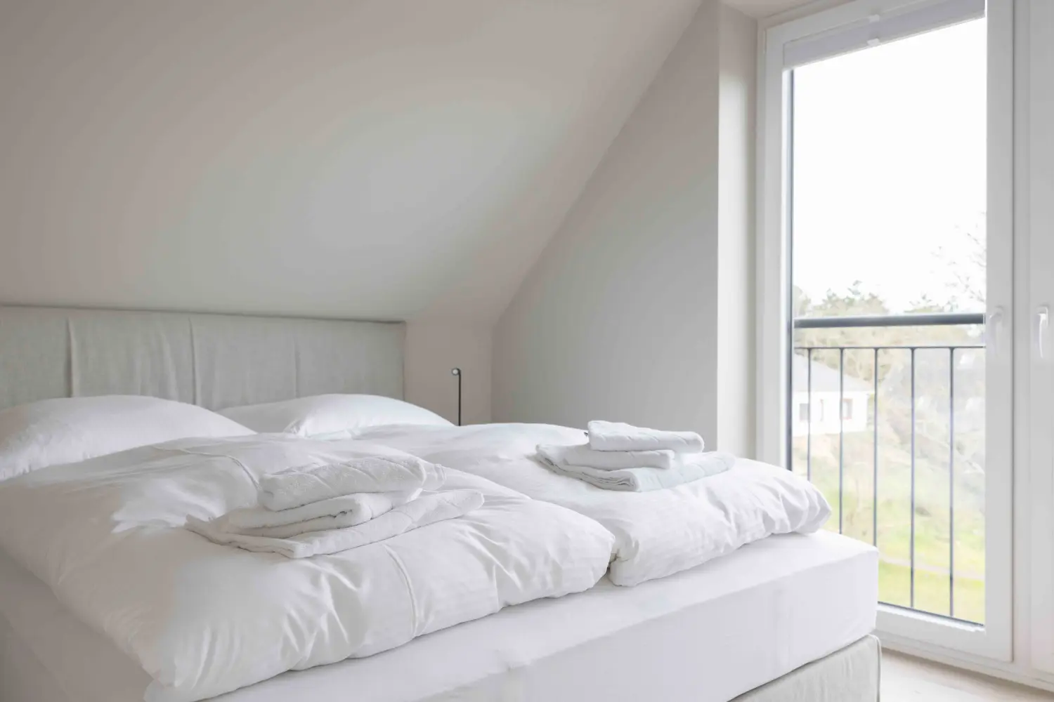 Pier 21 FINE LOFTS, Badezimmer, Flaschen auf Waschbeckenablage