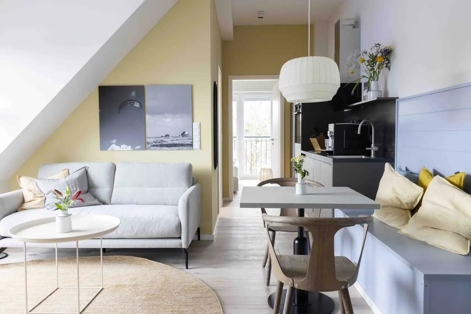 Pier 21 FINE LOFTS, Badezimmer, Flaschen auf Waschbeckenablage
