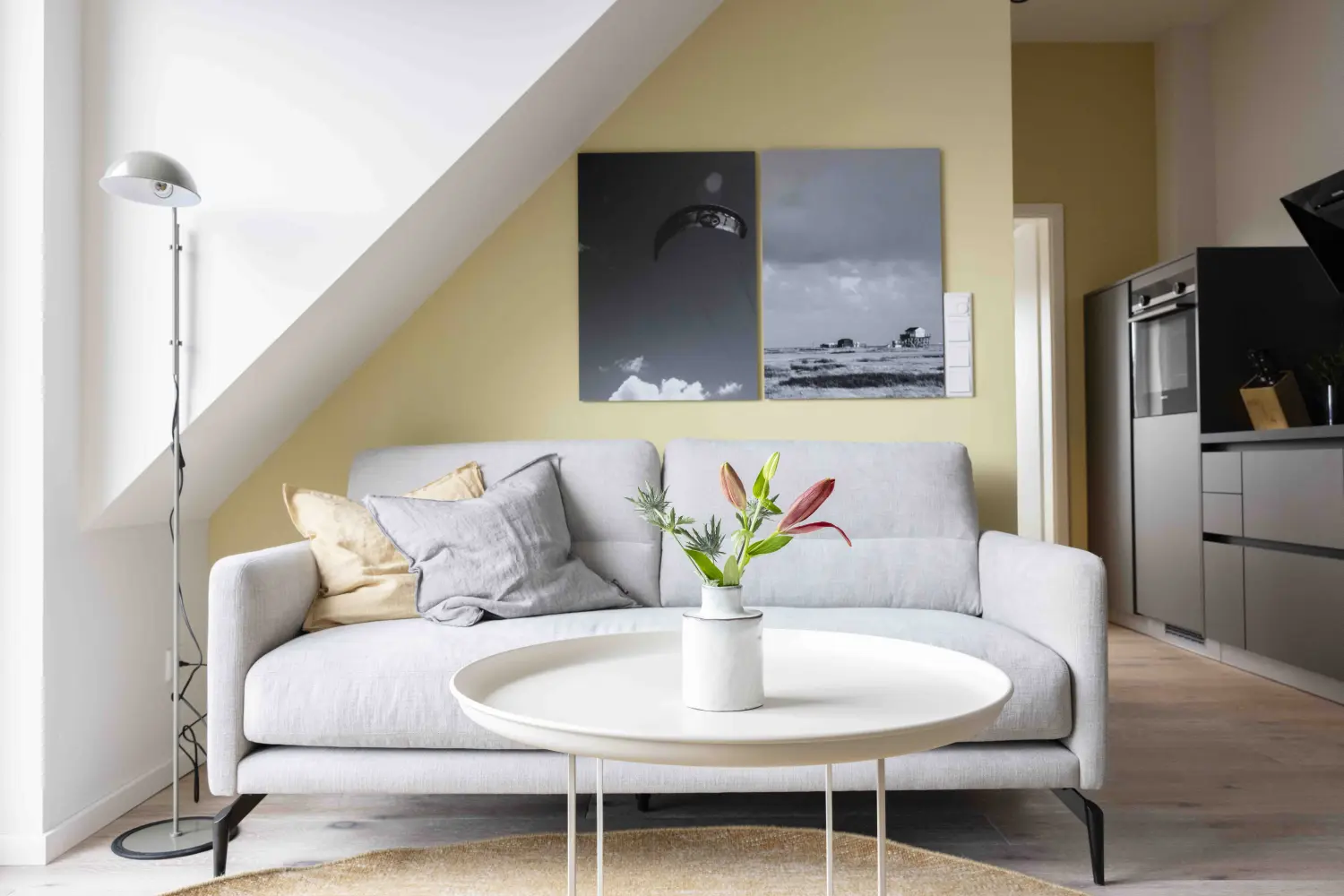 Pier 21 FINE LOFTS, Badezimmer, Flaschen auf Waschbeckenablage