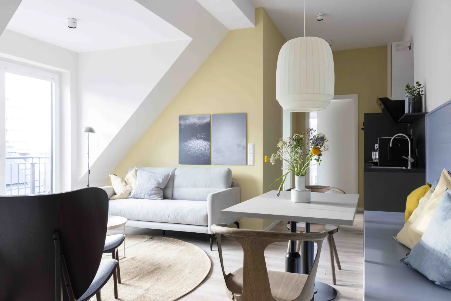 Pier 21 FINE LOFTS, Badezimmer, Flaschen auf Waschbeckenablage