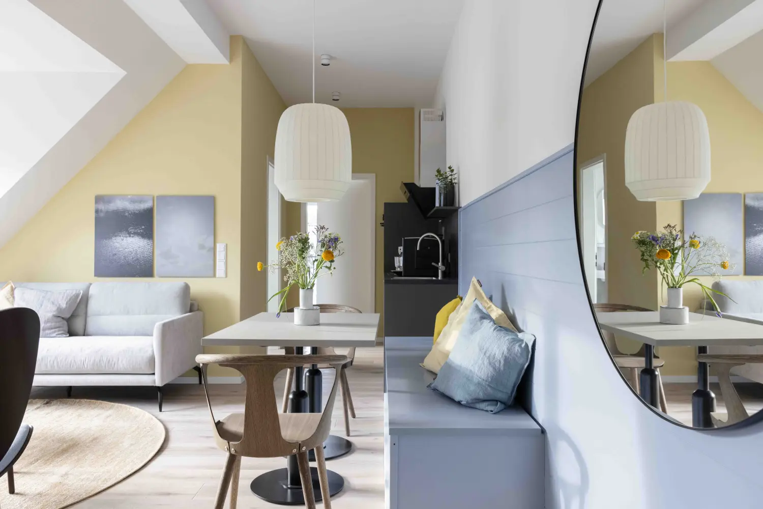 Pier 21 FINE LOFTS, Badezimmer, Flaschen auf Waschbeckenablage