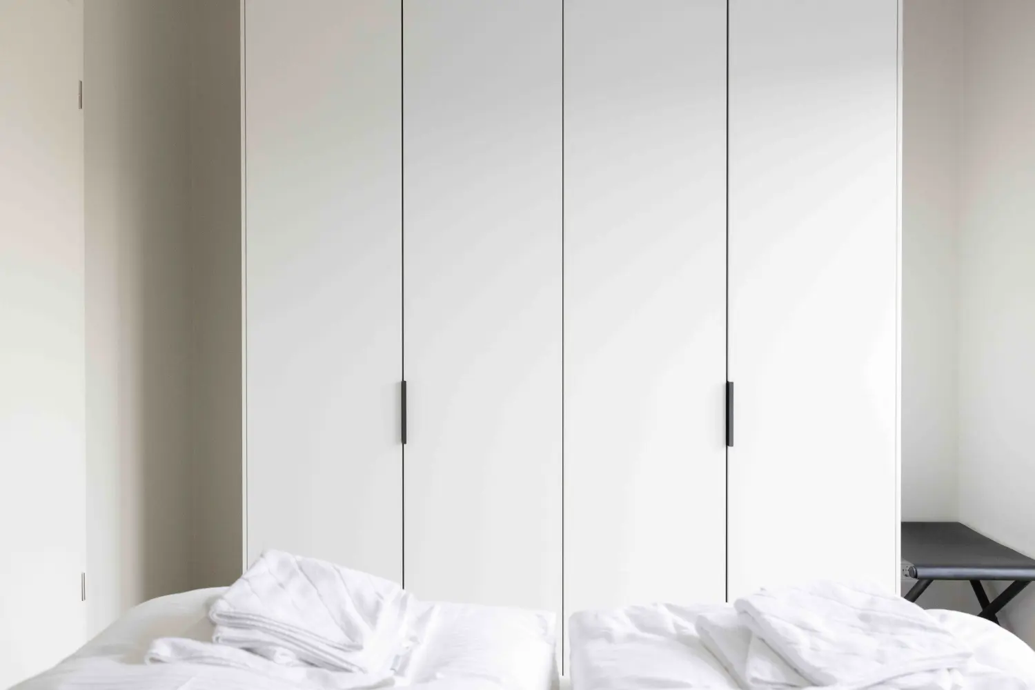 Pier 21 FINE LOFTS, Badezimmer, Flaschen auf Waschbeckenablage