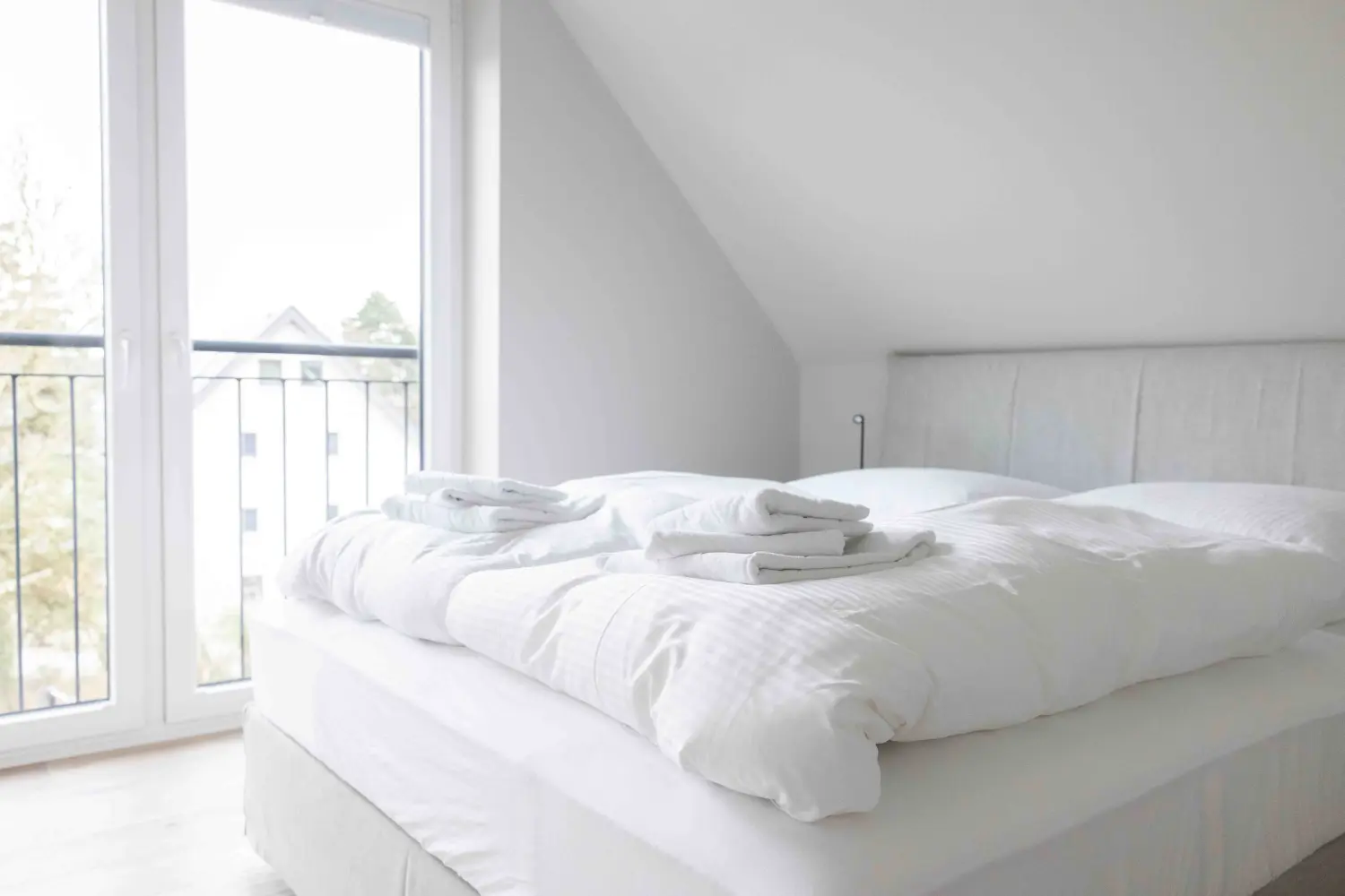 Pier 21 FINE LOFTS, Badezimmer, Flaschen auf Waschbeckenablage