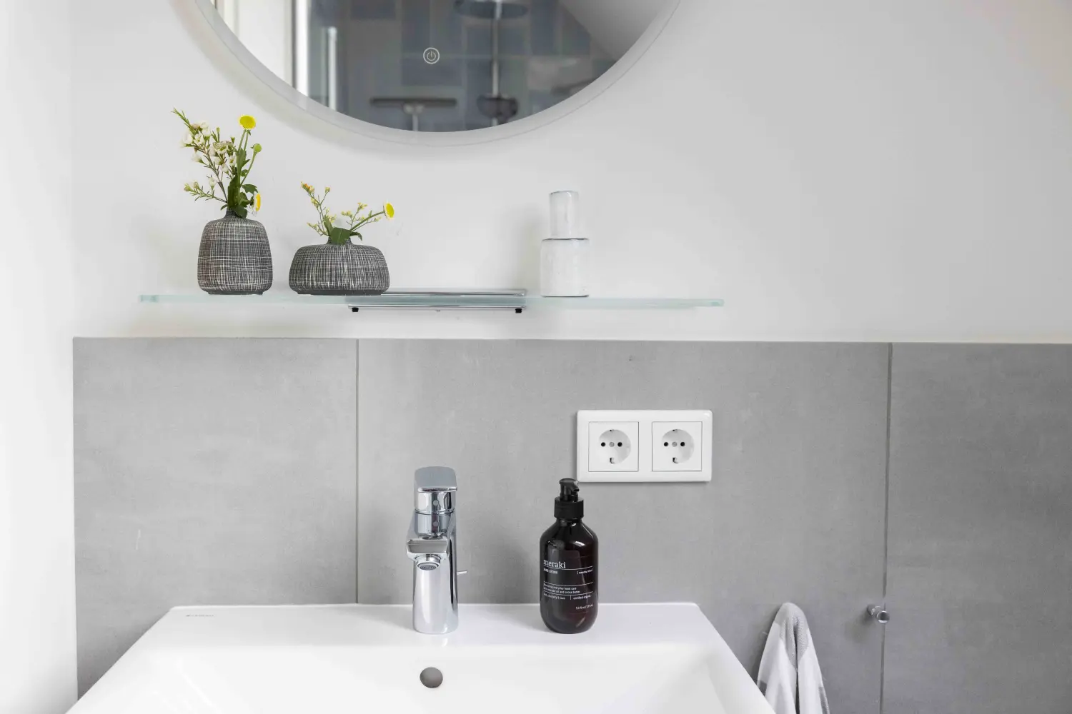 Pier 21 FINE LOFTS, Badezimmer, Flaschen auf Waschbeckenablage