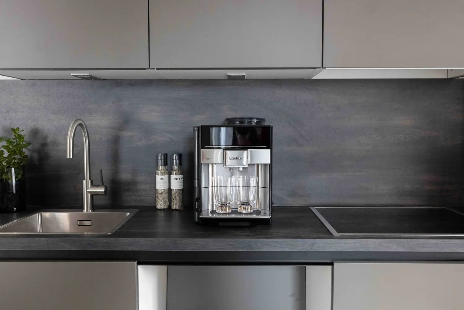 Pier 21 FINE LOFTS, Badezimmer, Flaschen auf Waschbeckenablage