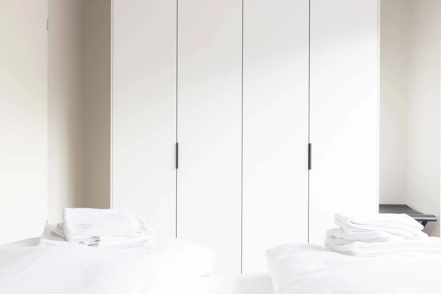 Pier 21 FINE LOFTS, Badezimmer, Flaschen auf Waschbeckenablage