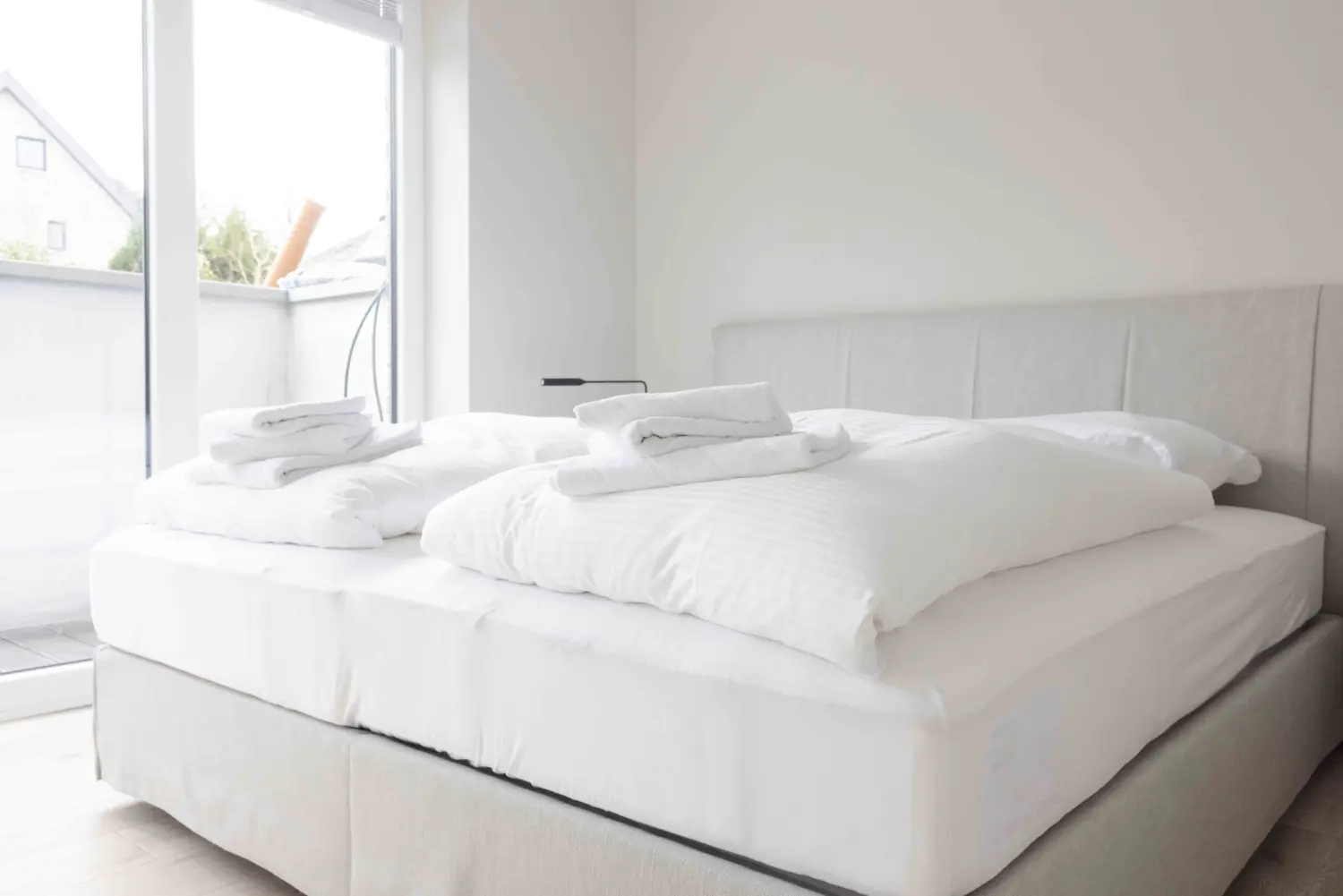 Pier 21 FINE LOFTS, Badezimmer, Flaschen auf Waschbeckenablage